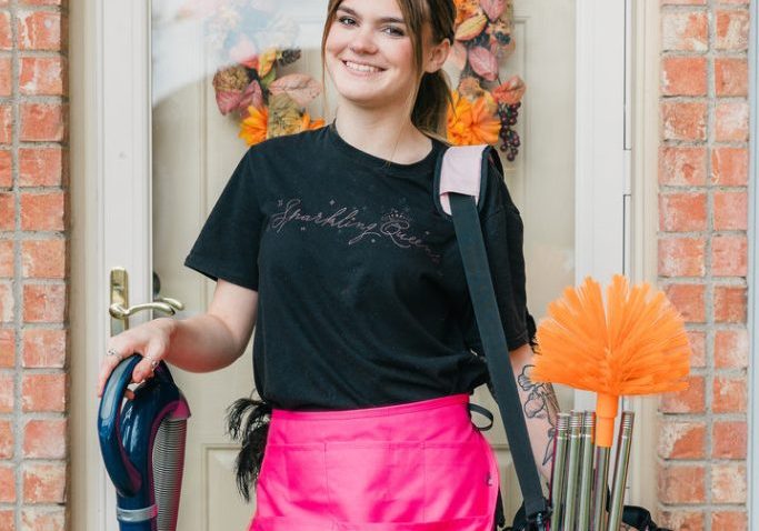 Sparkling Queens technician arriving at the front door